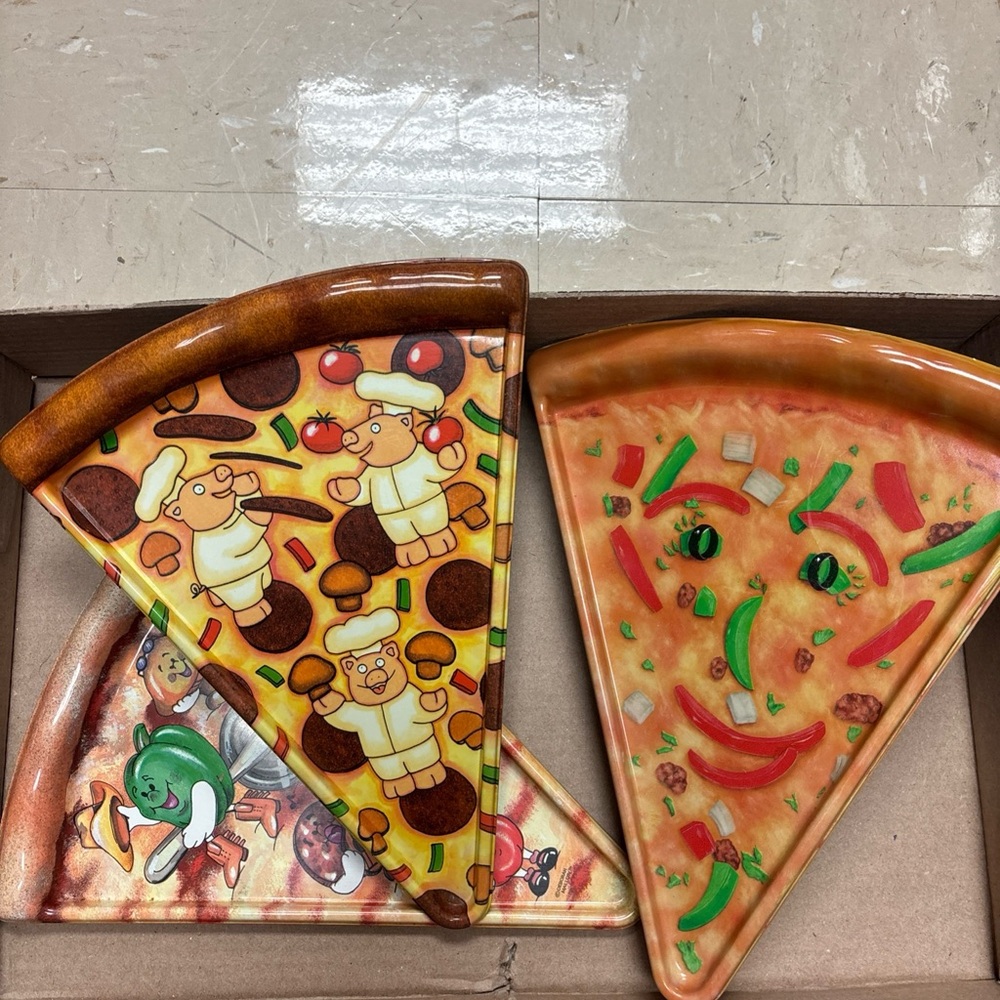 Cute Set of Eight Plastic Pizza Slice Plates